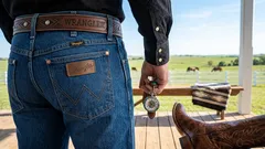 Proč je na zadním lemu džínů přišitý kousek kůže: detail, který kdysi zaručoval pravost